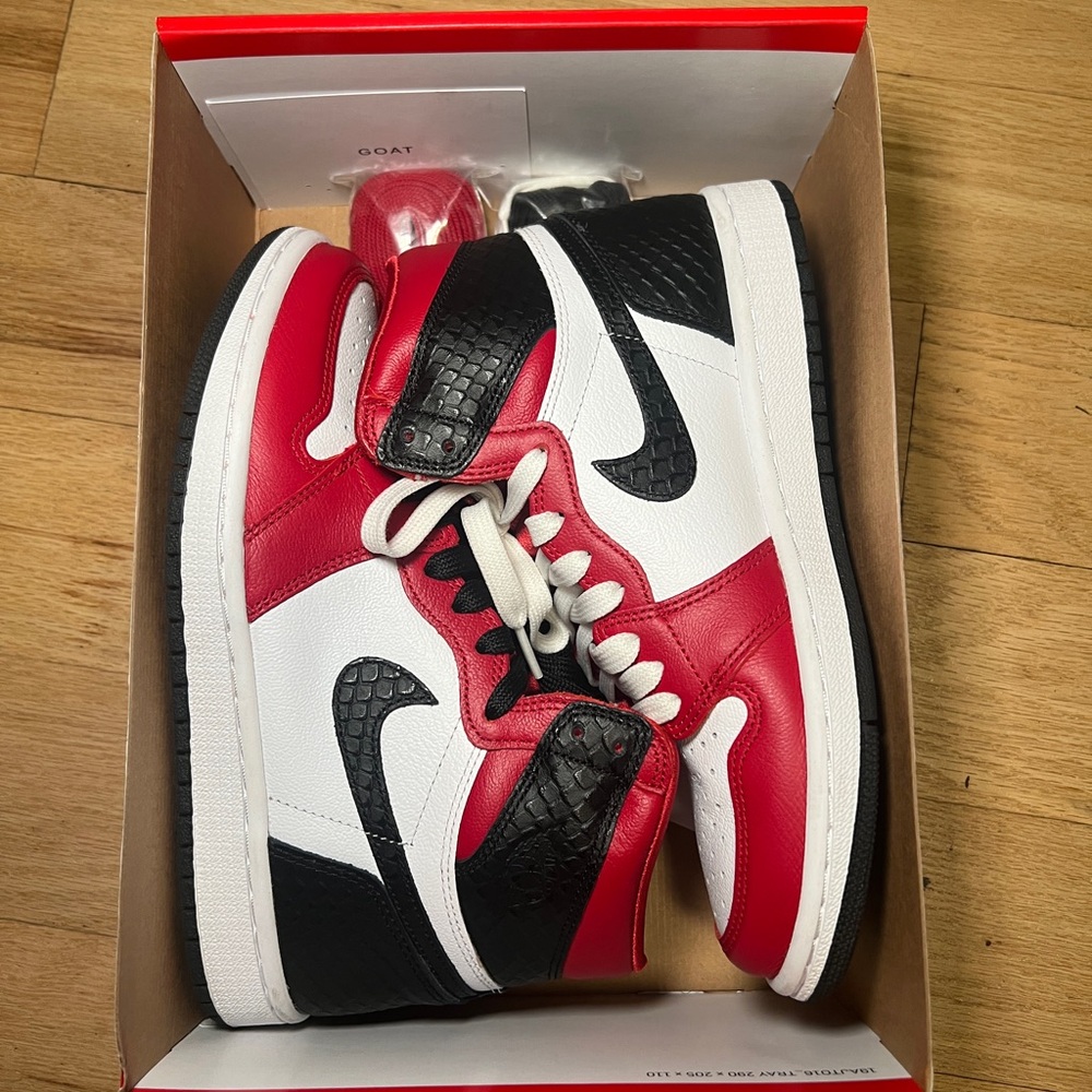 Wmns Air Jordan 1 Retro High OG Satin Red